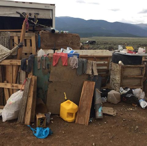 Auf dem zugemüllten Grundstück in New Mexico, USA, fanden die Ermittler die elf Kinder