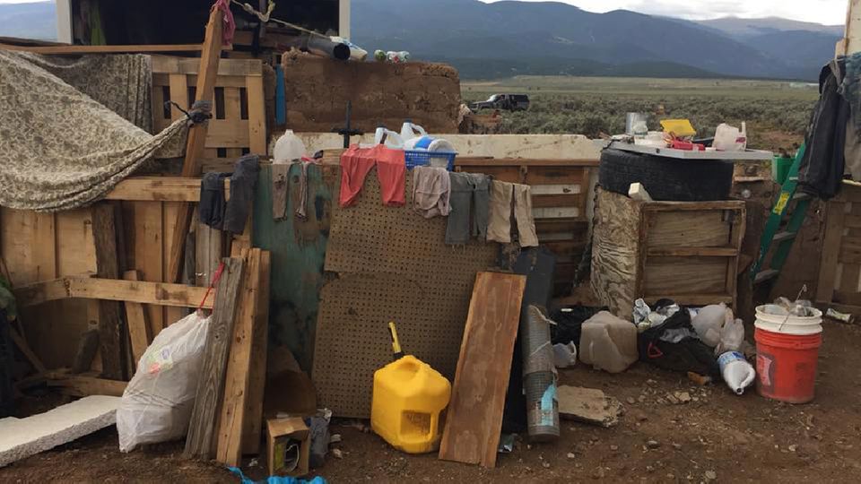 Auf dem zugemüllten Grundstück in New Mexico, USA, fanden die Ermittler die elf Kinder