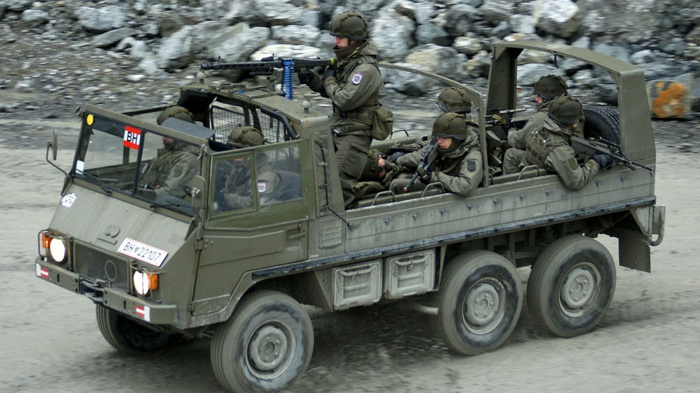 Der Pinzgauer ist allerdings weder gepanzert noch bietet er Schutz vor Minen.