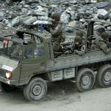 Der Pinzgauer ist allerdings weder gepanzert noch bietet er Schutz vor Minen.