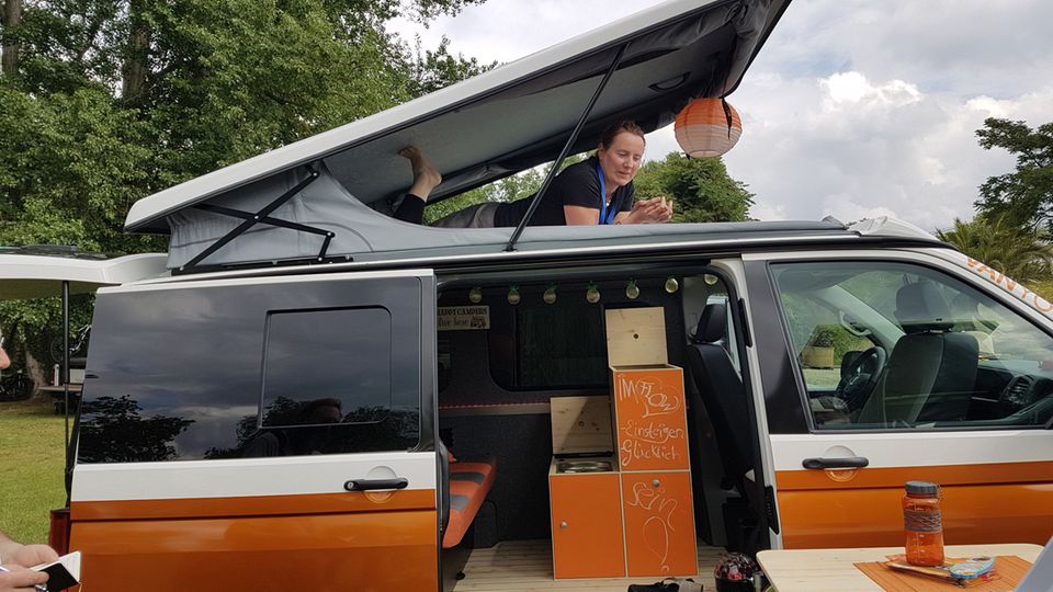 Volkswagen: Der Flowcamper mit dem Ausbau von Vanufaktur für das wilde Hippie-Pärchen. Der Flowcamper mit dem Ausbau von Vanufaktur für das wilde Hippie-Pärchen.