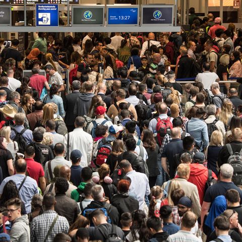 Reisende am Frankfurter Flughafen
