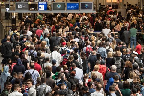 Reisende am Frankfurter Flughafen