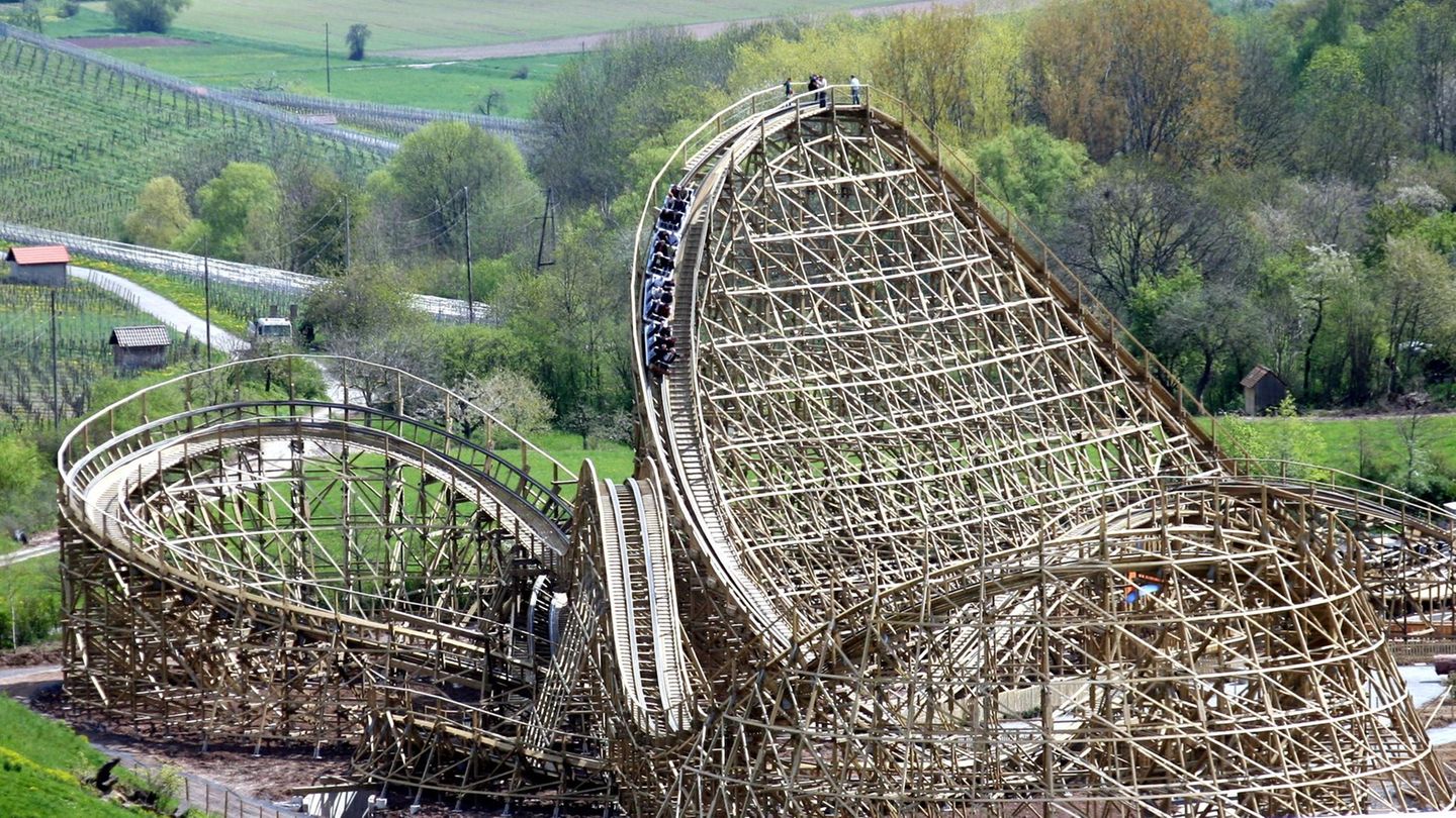 Tripsdrill: Große Achterbahn in einem Freizeitpark in Baden-Württemberg