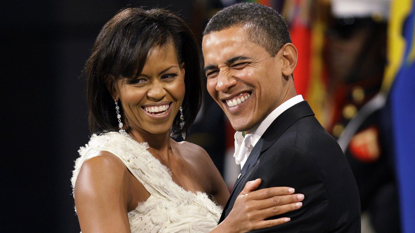 Michelle und Barack Obama Arm in Arm