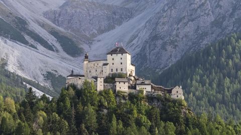 Wehrhaft auf einem Berg im Unterengadin: Die Ursprünge des Schlosses Tarasp reichen rund 1000 Jahre zurück.