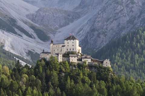 Wehrhaft auf einem Berg im Unterengadin: Die Ursprünge des Schlosses Tarasp reichen rund 1000 Jahre zurück.