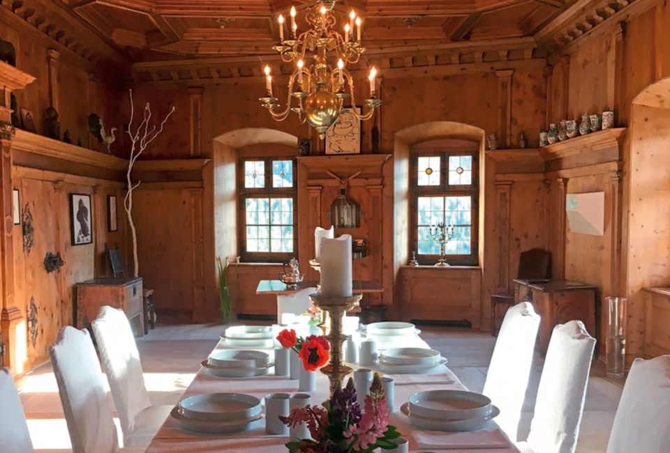 Viele der Räume im Schloss Terasp gestaltete der Schweizer Künstler Not Vidal selbst, auch diesen Speisesaal.