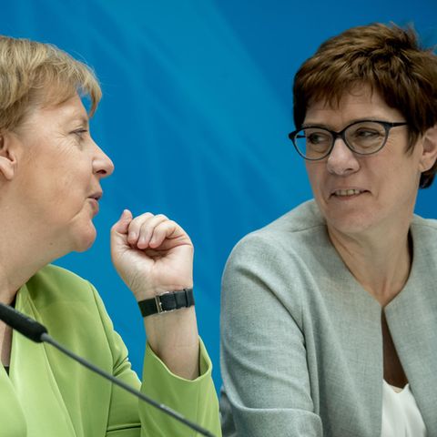 Die CDU hat die meisten Großspenden erhalten. Die Parteispitze um Angela Merkel und Annegret Kramp-Karrenbauer sollte es freuen.