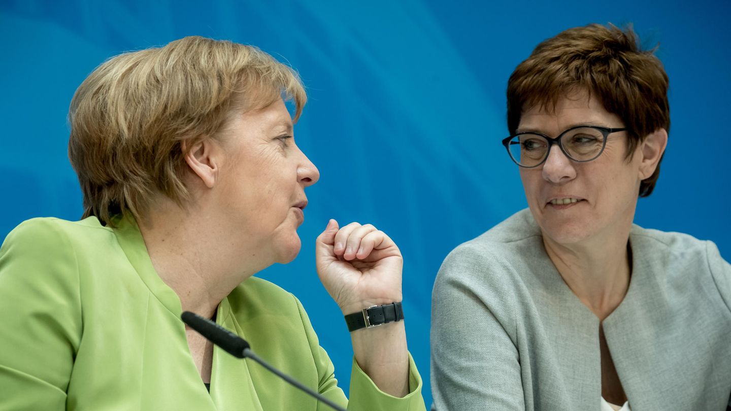 Die CDU hat die meisten Großspenden erhalten. Die Parteispitze um Angela Merkel und Annegret Kramp-Karrenbauer sollte es freuen.
