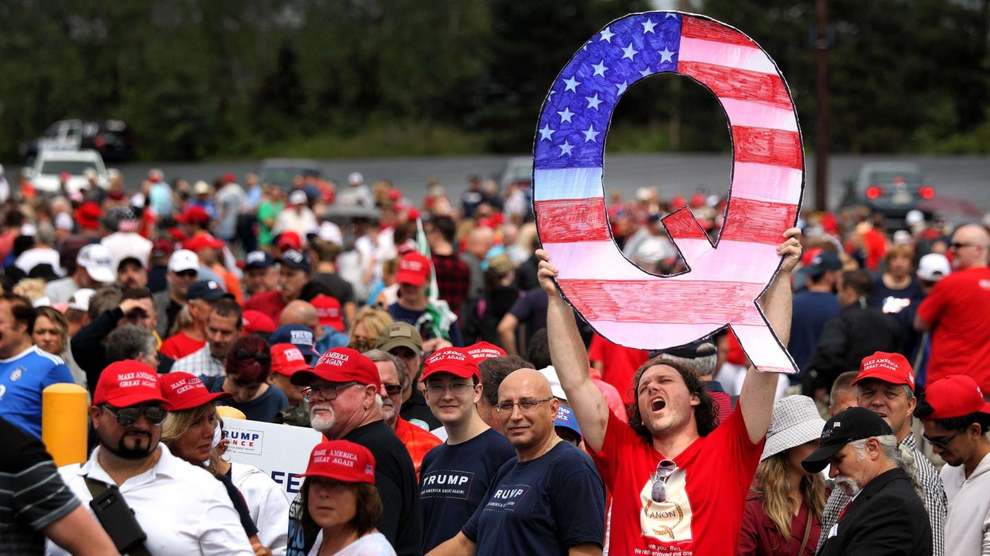 Anhänger der QAnon-Bewegung bei einem Auftritt von Donald Trump