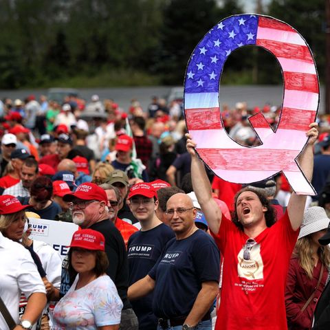Anhänger der QAnon-Bewegung bei einem Auftritt von Donald Trump