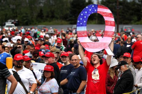 Anhänger der QAnon-Bewegung bei einem Auftritt von Donald Trump