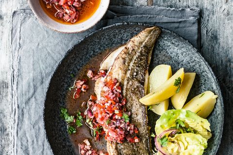 Kross auf der Haut gebraten wird der Dorsch zu Kartoffeln, Salat und Speckstippe serviert