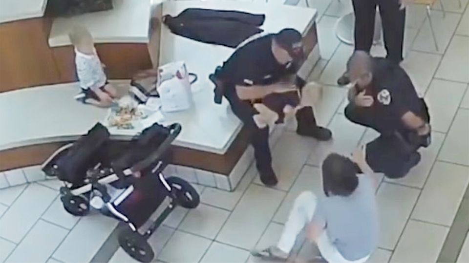 Baby in Not: Kleine Lucia droht an Chicken Nugget zu ersticken – dann greift ein Polizist beherzt ein Baby in Not: Kleine Lucia droht an Chicken Nugget zu ersticken – dann greift ein Polizist beherzt ein