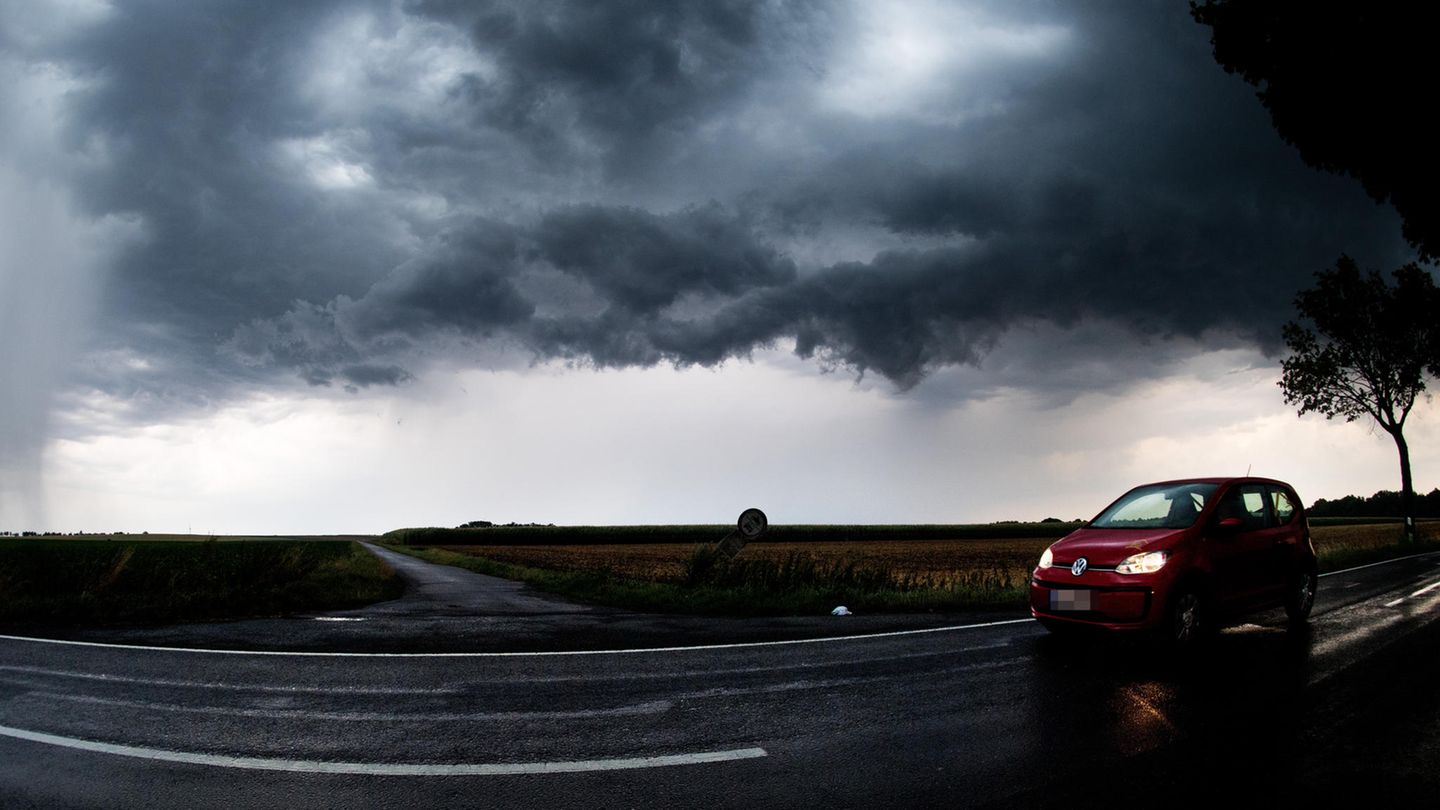 Auch in Niedersachsen - wie hier in Algermissen - verdunkelte sich der Himmel, als eine Unwetterfront am Himmel aufzog