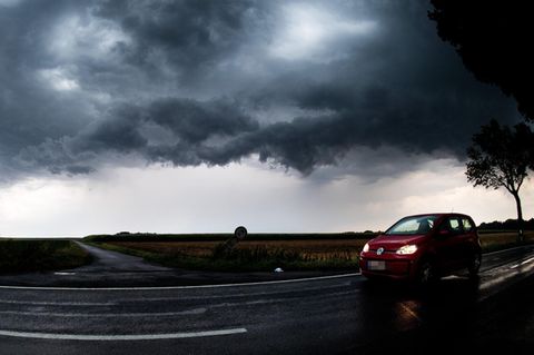 Auch in Niedersachsen - wie hier in Algermissen - verdunkelte sich der Himmel, als eine Unwetterfront am Himmel aufzog