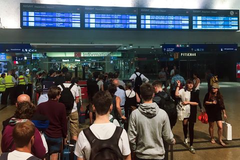 Starkes Unwetter legt vielerorts Verkehr lahm - Bahn kämpft noch mit Störungen