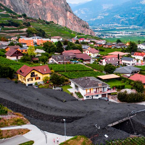 Schlammlawine in der Schweizer Ortschaft Grugnay