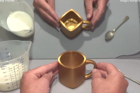 Optische Illusion: Rund oder eckig? Diese Tasse treibt das Netz in den Wahnsinn