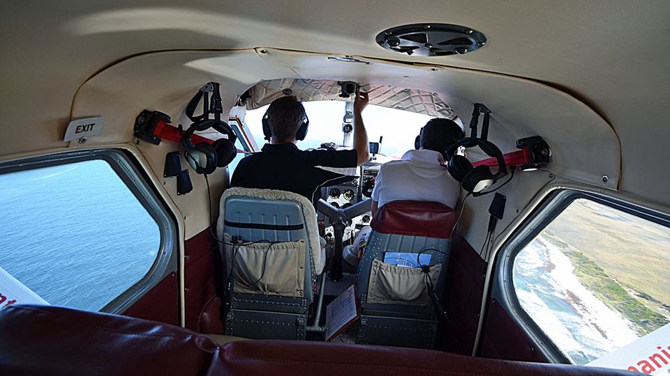 Follow Me: Gut in Schuss ist der Flieger, der neben der Cockpit-Crew Platz für fünf Passagiere bietet. Gut in Schuss ist der Flieger, der neben der Cockpit-Crew Platz für fünf Passagiere bietet.