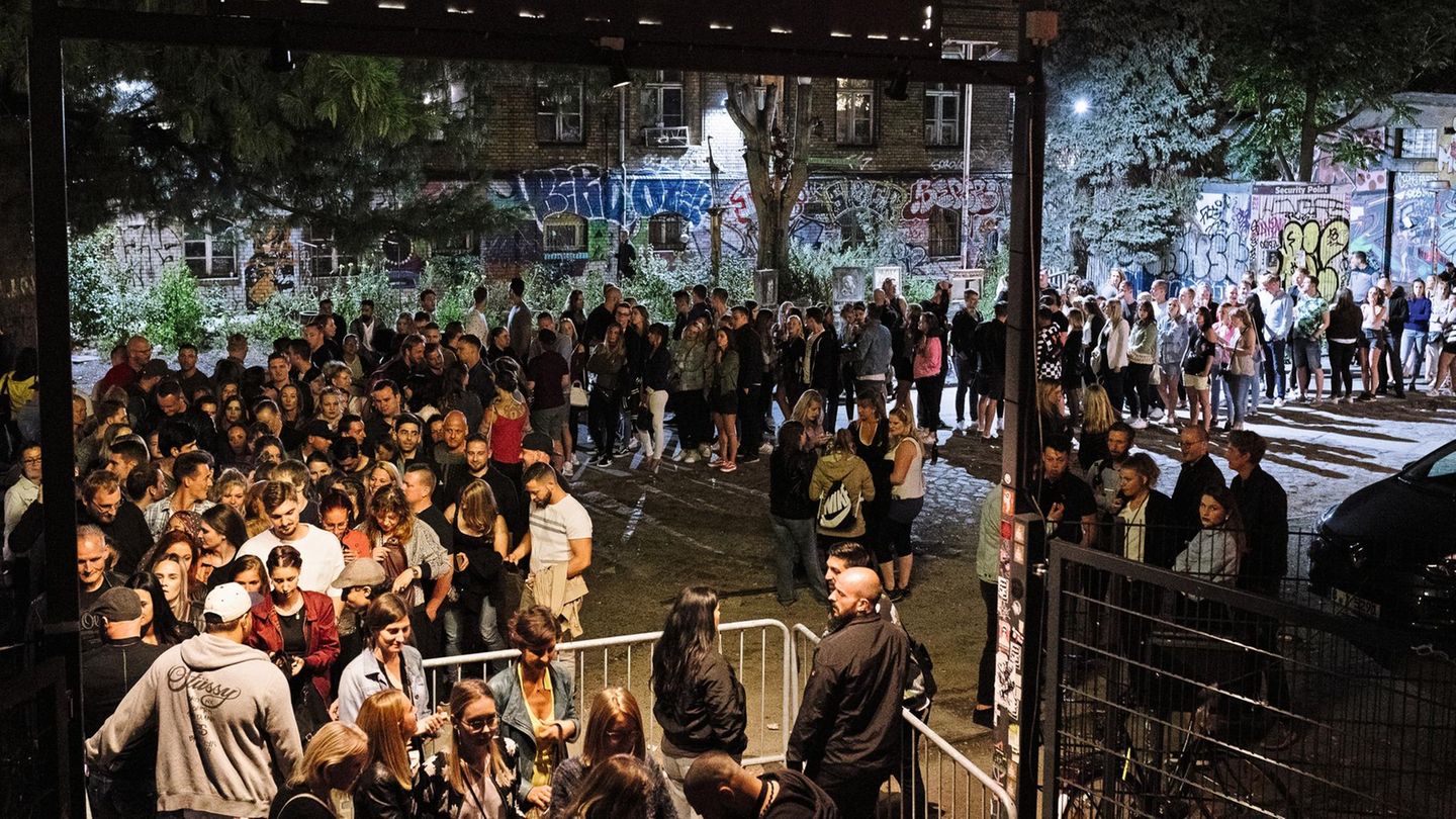 Der Club Haubentaucher auf dem RAW-Gelände in Friedrichshain ist bekannt für seinen Swimmingpool – und für seine liberale Türpolitik. Soll heißen: Die meisten kommen rein