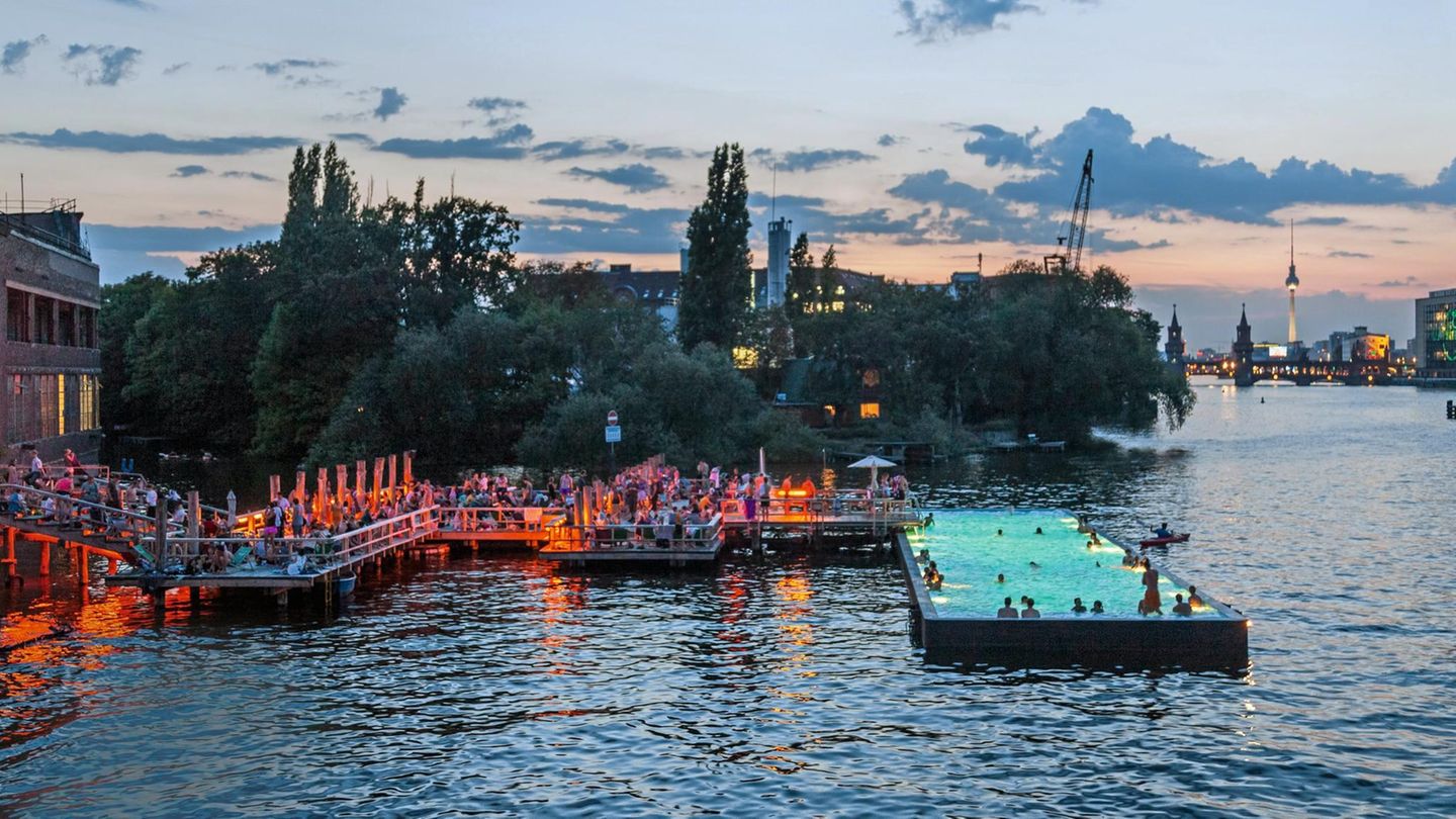 Das Badeschiff auf der Spree wird von vielen internationalen Reiseführern empfohlen. Zu Recht