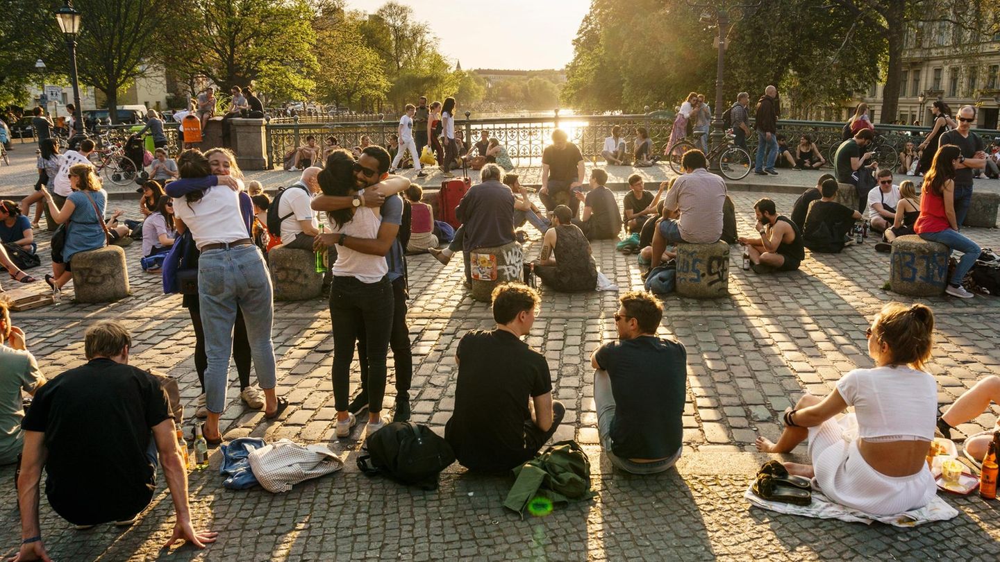 Still und schön geht auch zusammen: Sonnenuntergang auf der Admiralbrücke in Kreuzberg