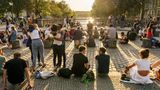 Still und schön geht auch zusammen: Sonnenuntergang auf der Admiralbrücke in Kreuzberg