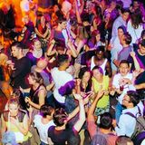 Irgendetwas gibt es immer zu feiern. Hier ist es auf der Tanzfläche des Haubentauchers das Semesterende der Berliner Unis