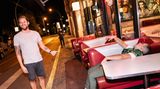 Beim Anti-Pub-Crawl ziehen kleine Gruppen von Kneipe zu Kneipe