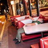 Beim Anti-Pub-Crawl ziehen kleine Gruppen von Kneipe zu Kneipe