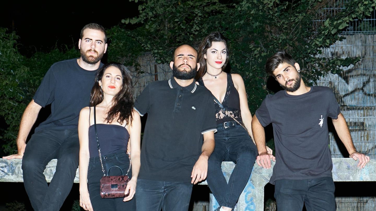Für Alejandra (2. v. l.) und ihre Freunde aus dem spanischen Murcia wurde der Traum wahr: Sie durften rein ins Berghain. Erkennen Sie den Unterschied?