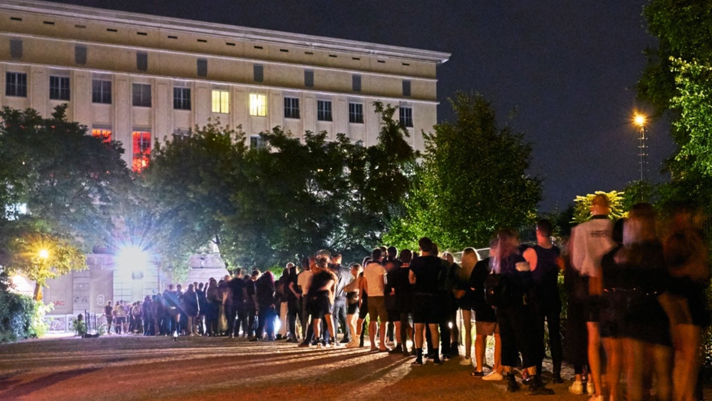 Vor dem Berghain, dem legendärsten Techno-Club auf diesem Planeten, ist die Schlange immer lang