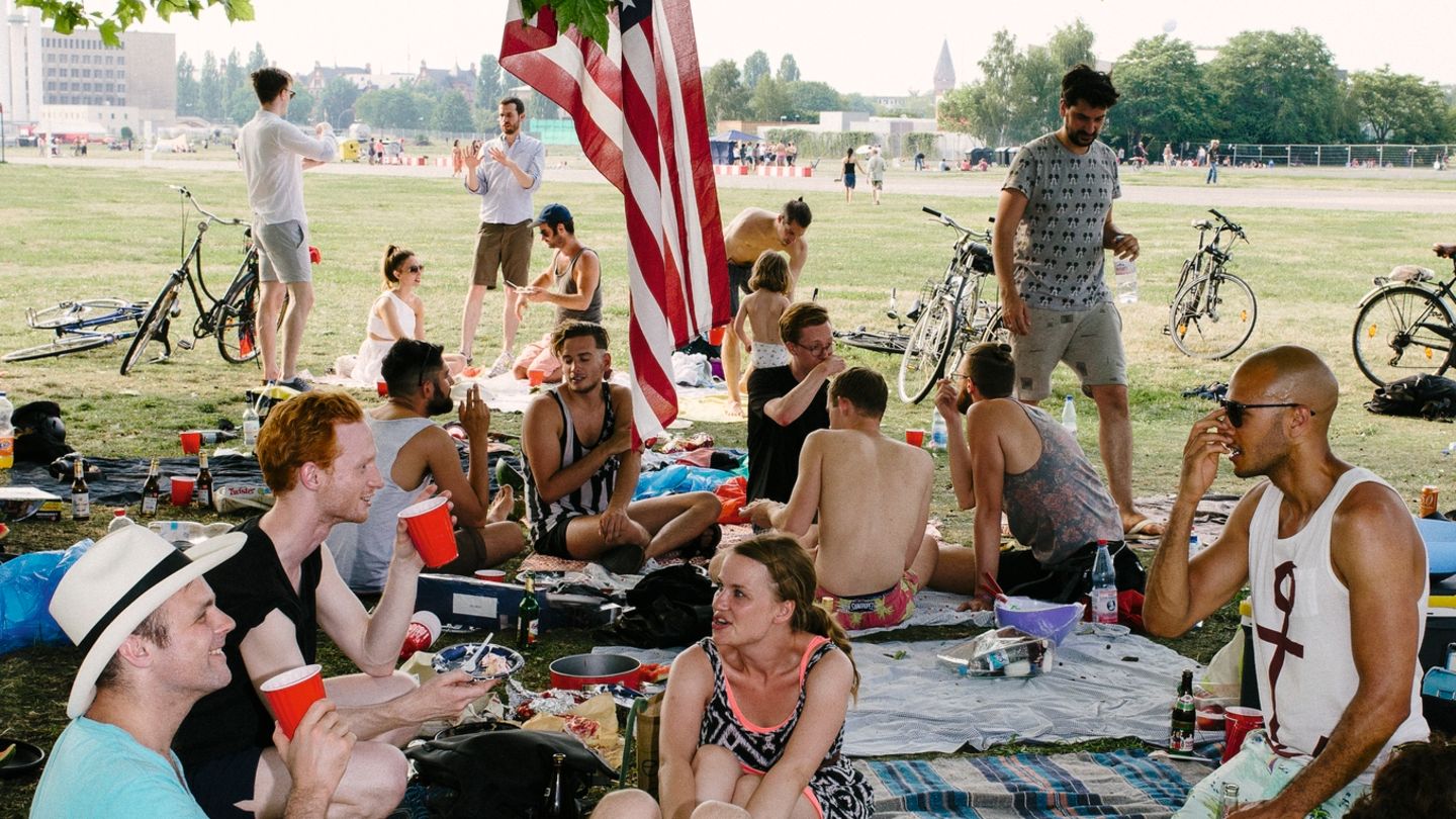 Wo bis 2008 Flugzeuge landeten, verbringen Berliner und Touristen heute ihre Freizeit: auf dem Tempelhofer Feld