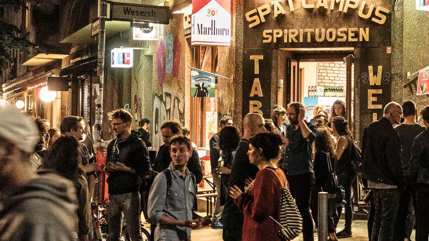 Fast umsonst und draußen: Cornern ist auch in Berlin populär. Außer bei Menschen, die das Pech haben, über belebten „Spätis“ zu wohnen