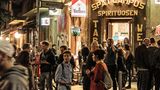 Fast umsonst und draußen: Cornern ist auch in Berlin populär. Außer bei Menschen, die das Pech haben, über belebten „Spätis“ zu wohnen