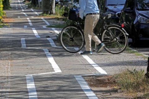Stadtteil Zehlendorf: Zickzack-Fahrradweg in Berlin erntet Spott im Netz - nun soll er wieder übermalt werden