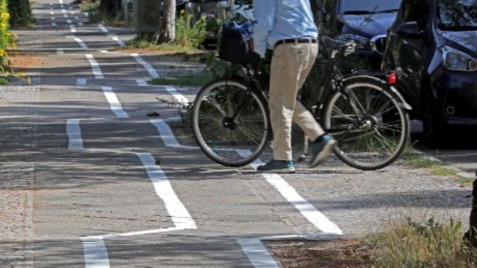 Stadtteil Zehlendorf: Zickzack-Fahrradweg in Berlin erntet Spott im Netz - nun soll er wieder übermalt werden
