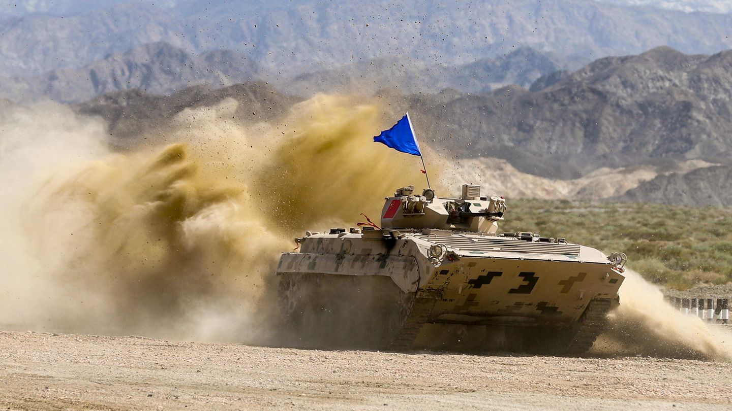 Ein chinesischer Panzer bei der internationalen Armeespielen