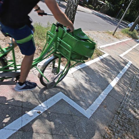 Im Berliner Stadtteil Zehlendorf verläuft der neue Radweg ... sagen wir mal: ein bisschen ungewöhnlich