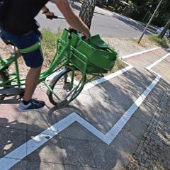 Im Berliner Stadtteil Zehlendorf verläuft der neue Radweg ... sagen wir mal: ein bisschen ungewöhnlich