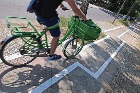 Im Berliner Stadtteil Zehlendorf verläuft der neue Radweg ... sagen wir mal: ein bisschen ungewöhnlich