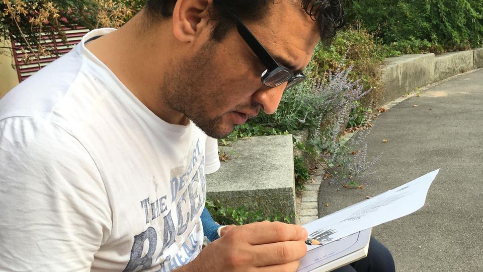 Um sich von seiner Situation abzulenken, zeichnet Hasbunallah