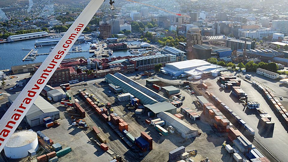 Follow Me: In wenigen Minuten landet das Wasserflugzeug im Hafenbecken der 200.000 Einwohner zählenden Stadt Hobart und macht an der Pier neben den Yachten am linken Bildrand fest. In wenigen Minuten landet das Wasserflugzeug im Hafenbecken der 200.000 Einwohner zählenden Stadt Hobart und macht an der Pier neben den Yachten am linken Bildrand fest.