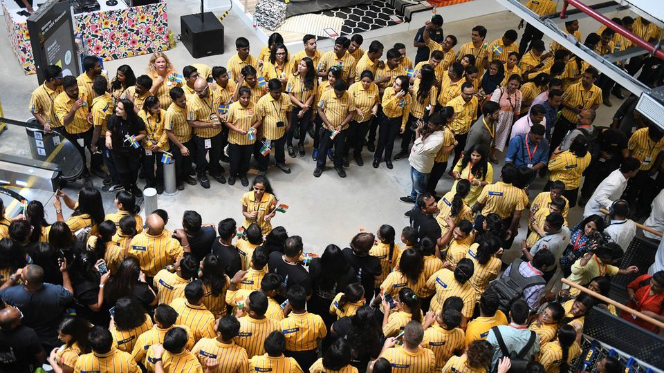 Ansturm auf Möbelhaus: IKEA eröffnet seine erste Filiale in Indien - und die ist ganz anders als in Europa Ansturm auf Möbelhaus: IKEA eröffnet seine erste Filiale in Indien - und die ist ganz anders als in Europa