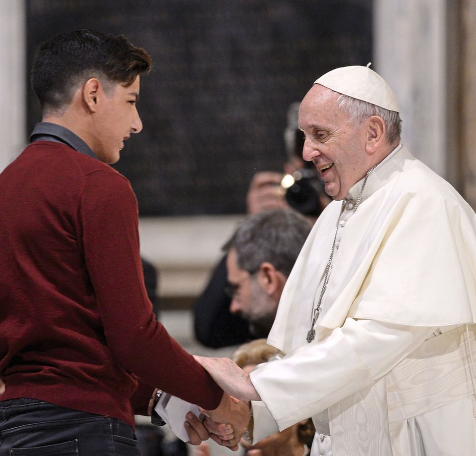 Papst Franziskus begrüßt während seines Besuchs bei Sant'Egidio einen 15-jährigen Jungen aus Syrien