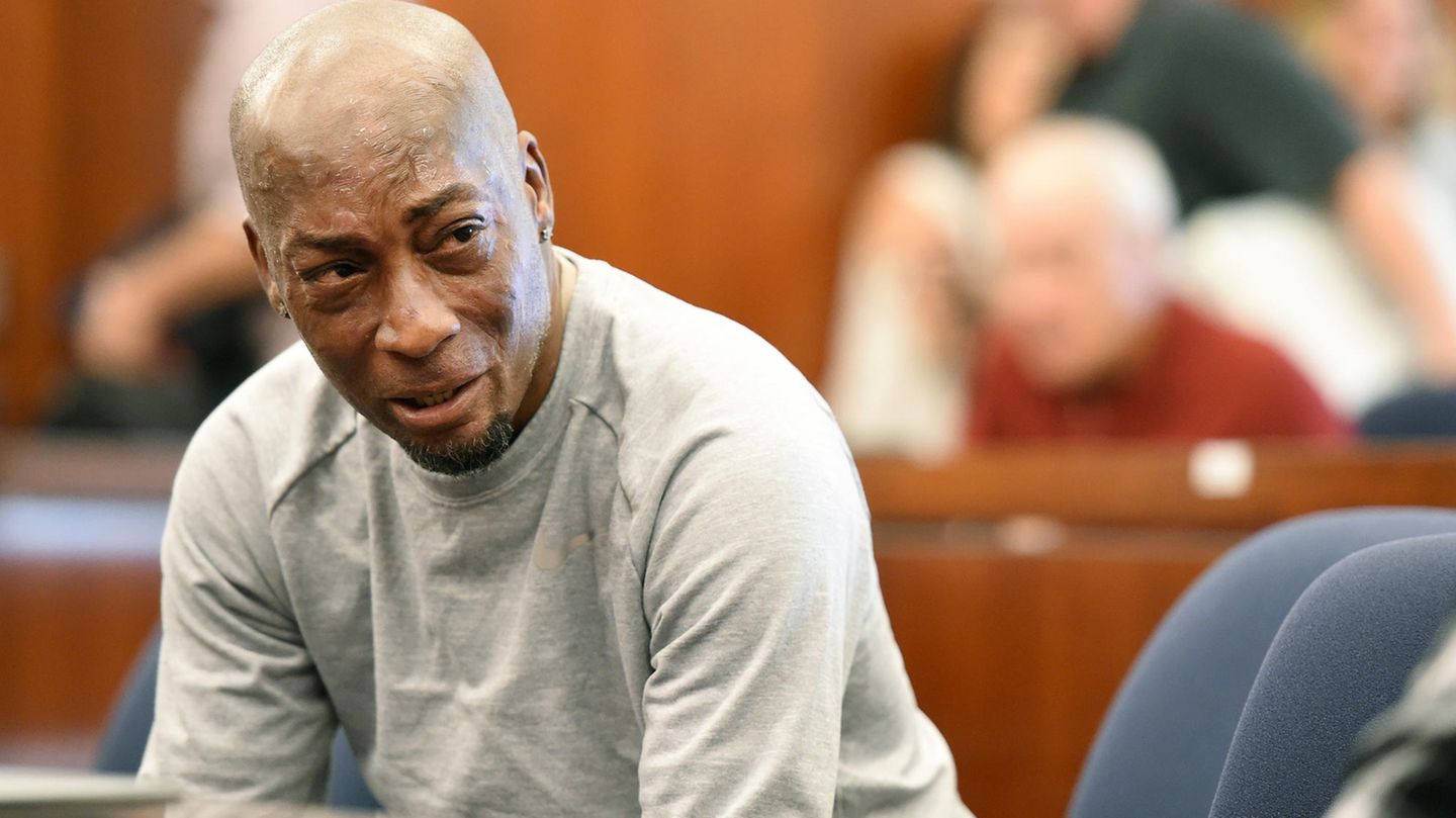 Kläger und Krebs-Opfer Dewayne Johnson weint nach der Urteilsverkündung im Monsanto-Prozess
