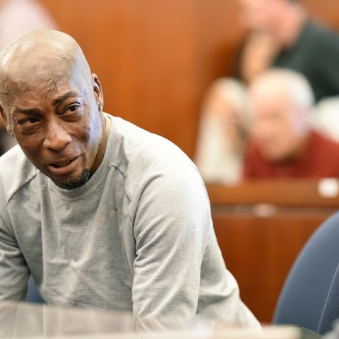 Kläger und Krebs-Opfer Dewayne Johnson weint nach der Urteilsverkündung im Monsanto-Prozess