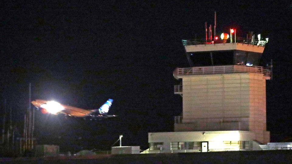 Drama in Seattle : Ein Flugzeug fliegt an einem Kontrollturm am Sea-Tac International Airport vorbei. Ein Flugzeug fliegt an einem Kontrollturm am Sea-Tac International Airport vorbei.
